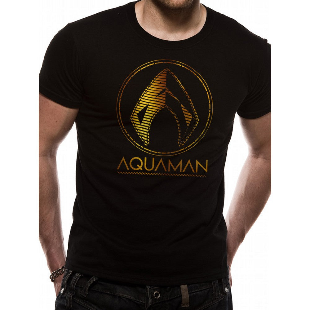 
                  
                    AQUAMAN アクアマン Metallic Symbol Tシャツ メンズ 公式 オフィシャル
                  
                