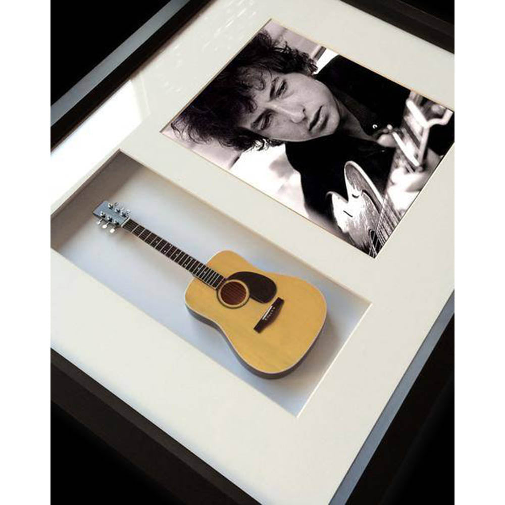 
                  
                    BOB DYLAN ボブディラン (名もなき者 2月 映画公開 記念 ) - Mini Guitar Framed Shadow Box / ミニチュア楽器
                  
                