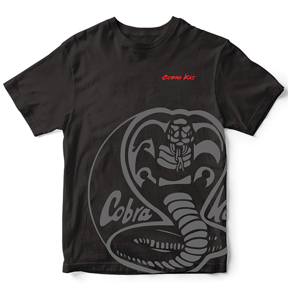 COBRA KAI コブラ会 (2024年 7月 シーズン6 開始 ) - Emblem / Tシャツ / メンズ 【公式 / オフィシャル】