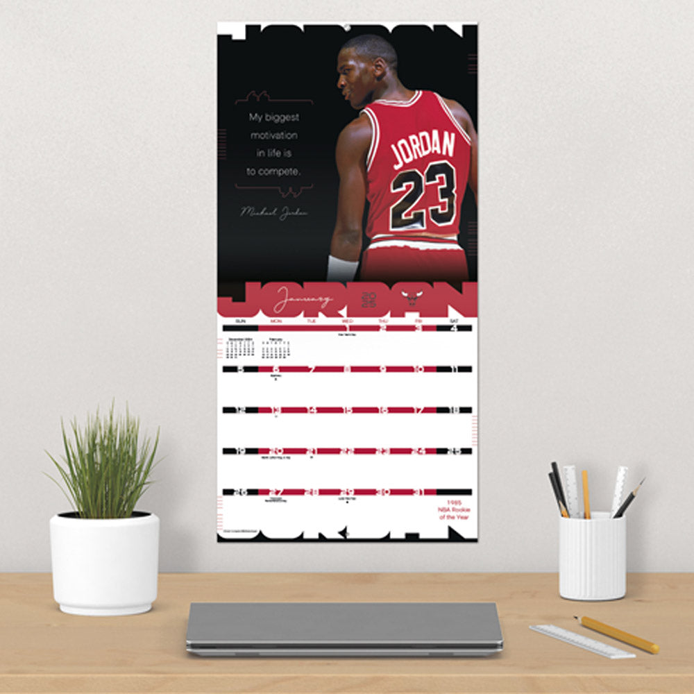 
                  
                    CHICAGO BULLS（NBA） シカゴブルズ - Michael Jordan CALENDAR 2025 / カレンダー・ダイアリー 【公式 / オフィシャル】
                  
                